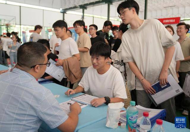 浙江杭州：校园招聘助就业