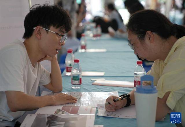 浙江杭州：校园招聘助就业