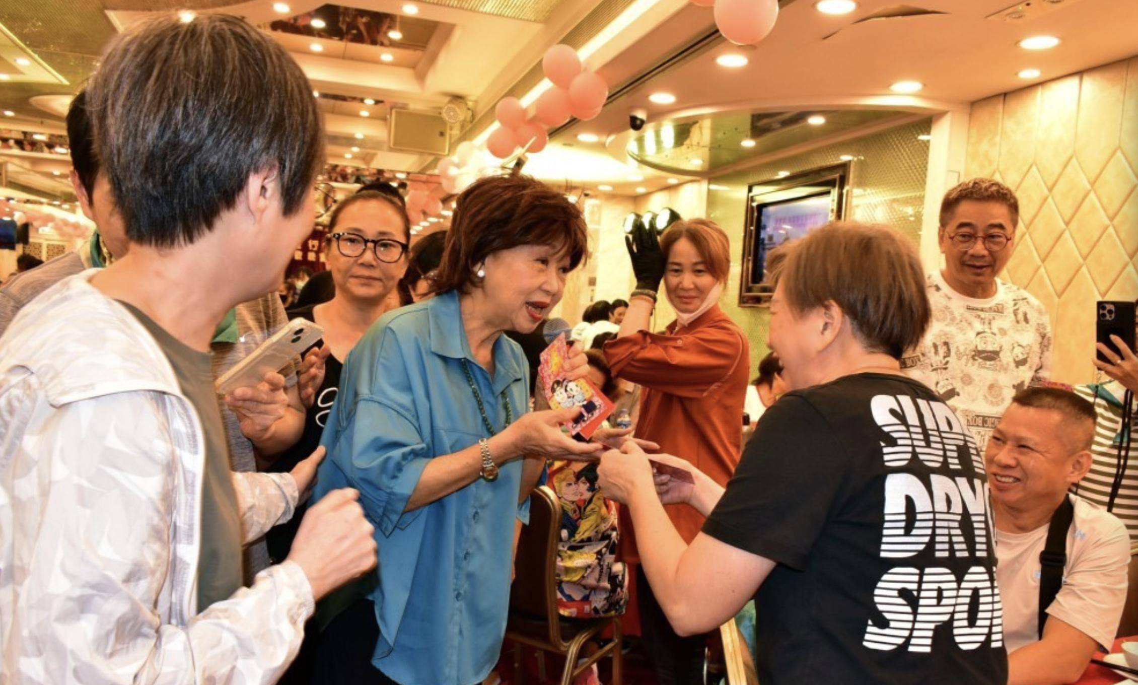 71岁朱咪咪近况曝光，回香港献唱身形消瘦，长居新加坡享儿孙之福