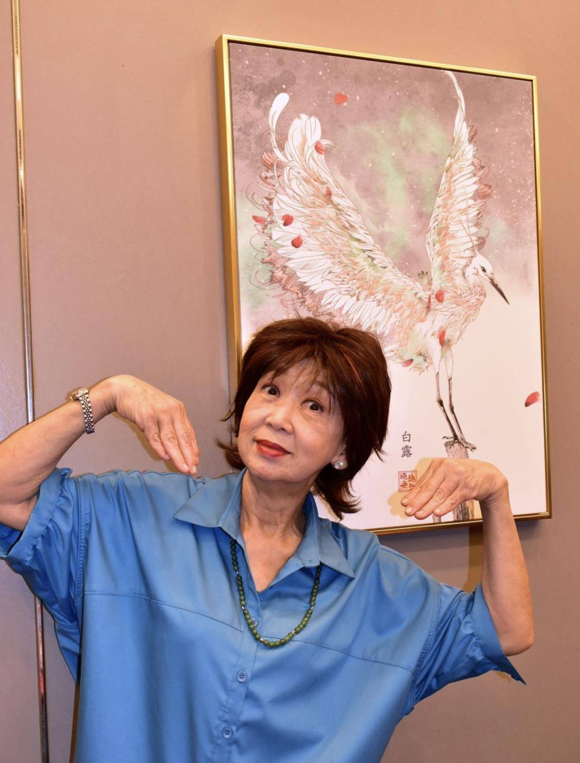 71岁朱咪咪近况曝光，回香港献唱身形消瘦，长居新加坡享儿孙之福