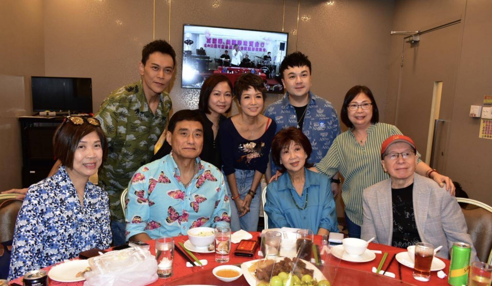 71岁朱咪咪近况曝光，回香港献唱身形消瘦，长居新加坡享儿孙之福