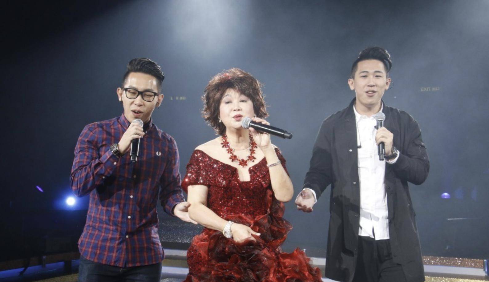 71岁朱咪咪近况曝光，回香港献唱身形消瘦，长居新加坡享儿孙之福