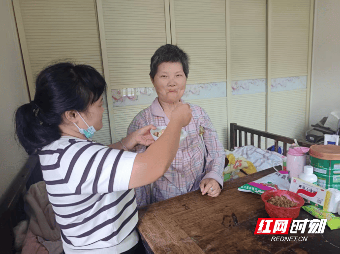 哄饭，按摩，侍奉起居，洞口孝媳肖辉芳八年日常不寻常