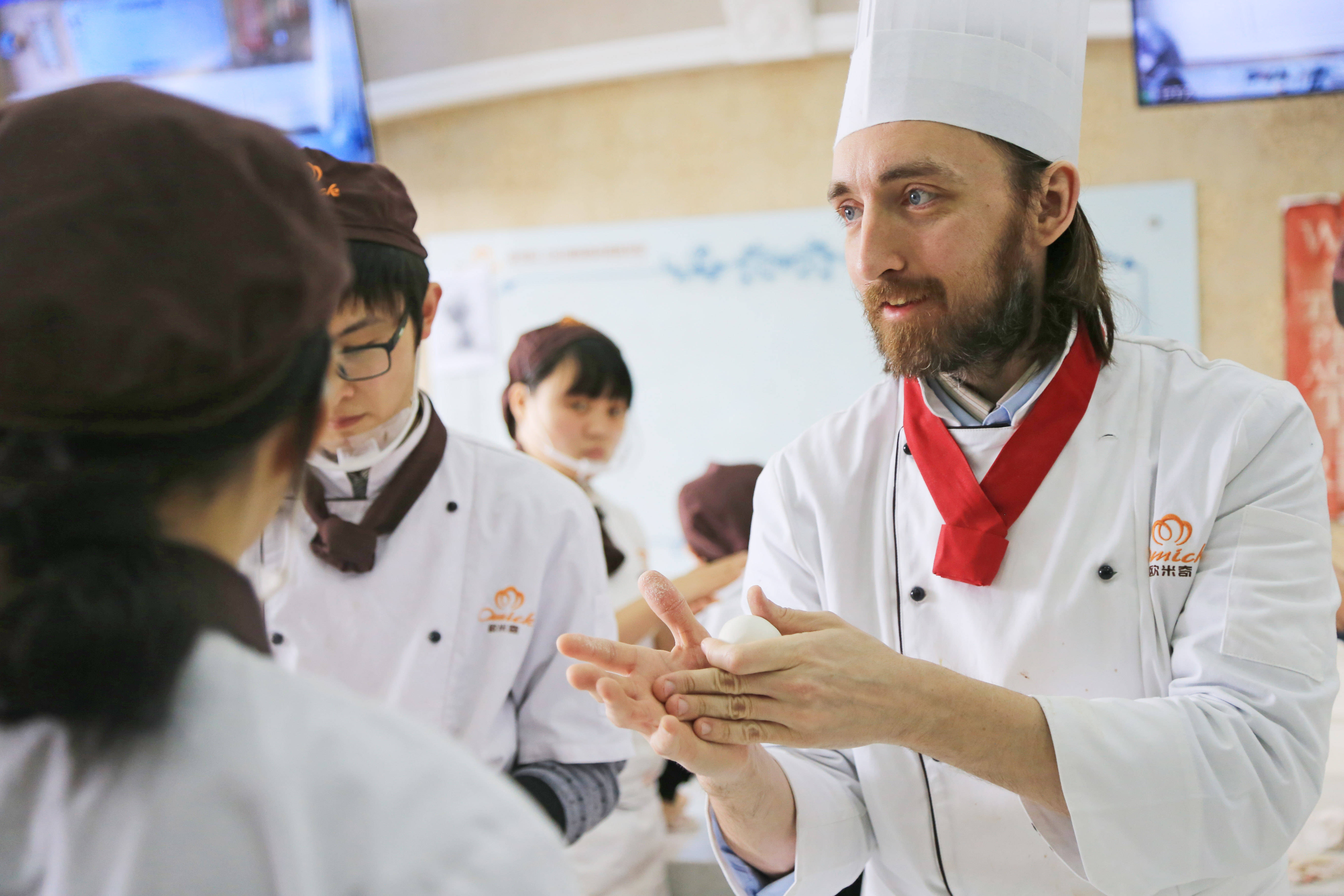 青岛欧米奇西点烘焙学校：解锁糕点西点培训新高度