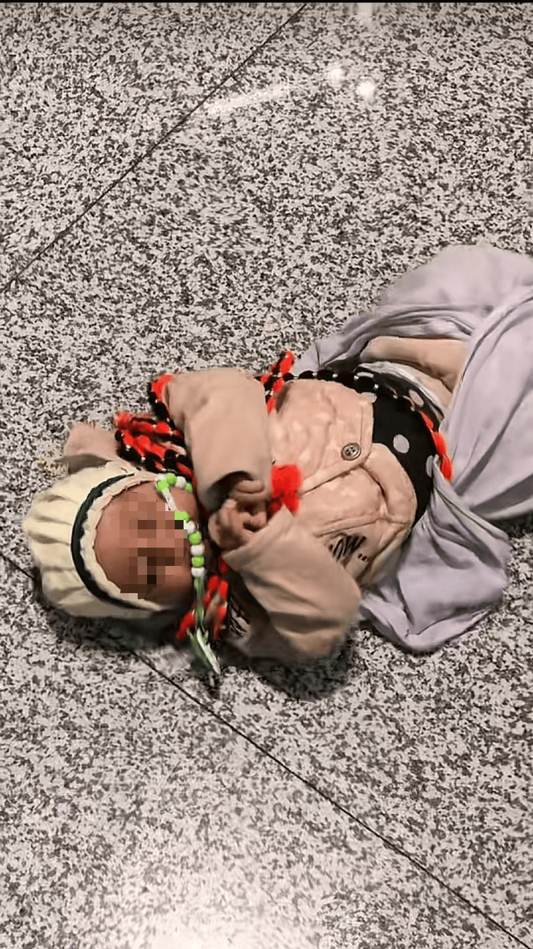 机场地上竟然躺着一名外国婴儿? 多方回应,目击者:家长取完行李后抱走