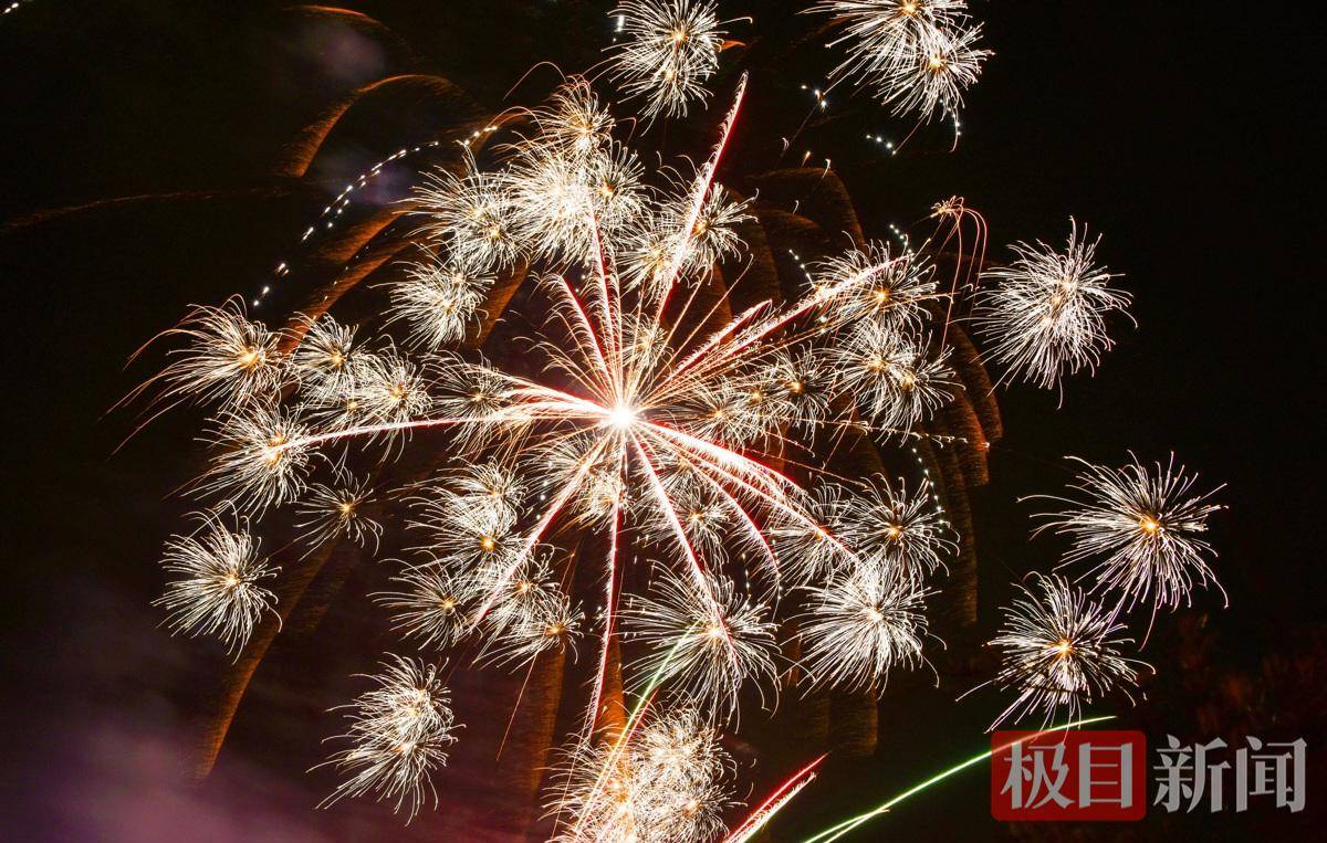 全国最大精准扶贫易地安置点火树银花庆大年