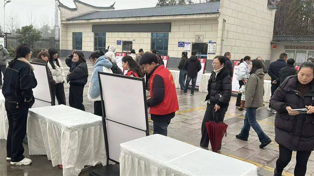 圆满成功!谷城经开区精准扶贫易地搬迁专场招聘会为就业搭桥,为民生助力