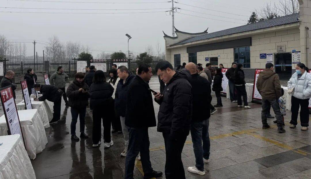 圆满成功!谷城经开区精准扶贫易地搬迁专场招聘会为就业搭桥,为民生助力