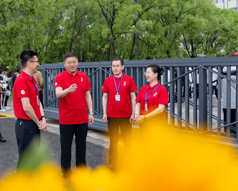 黑龙江同江市委书记送考被喊学霸，鼓励考生考得比哈工大更好
