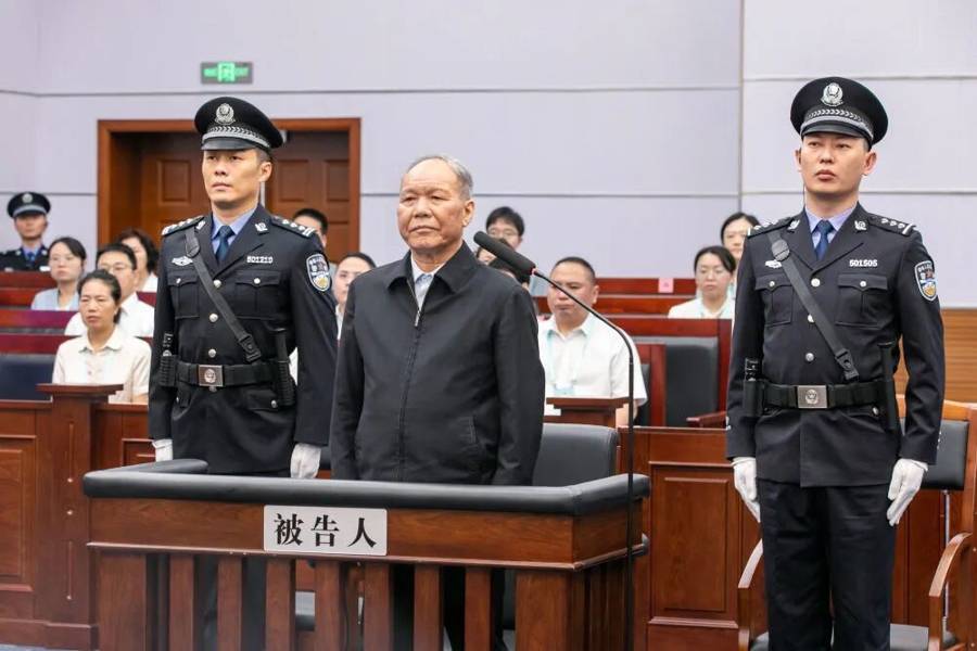 73岁黎晓宏落马,中共中央批准:开除三虎党籍!齐扎拉贪腐1.58亿判无期
